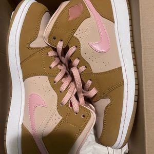 Jordan retro 1 size 6 grade school.